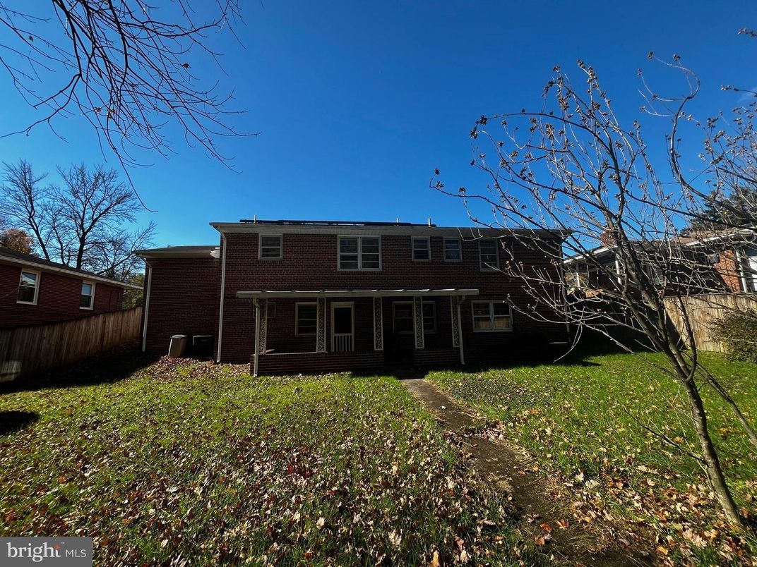Backyard, Exterior, Facade, Brick Facade, Log Home