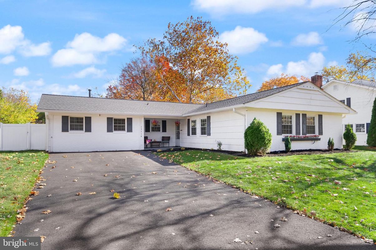 Exterior, Facade, Ranch