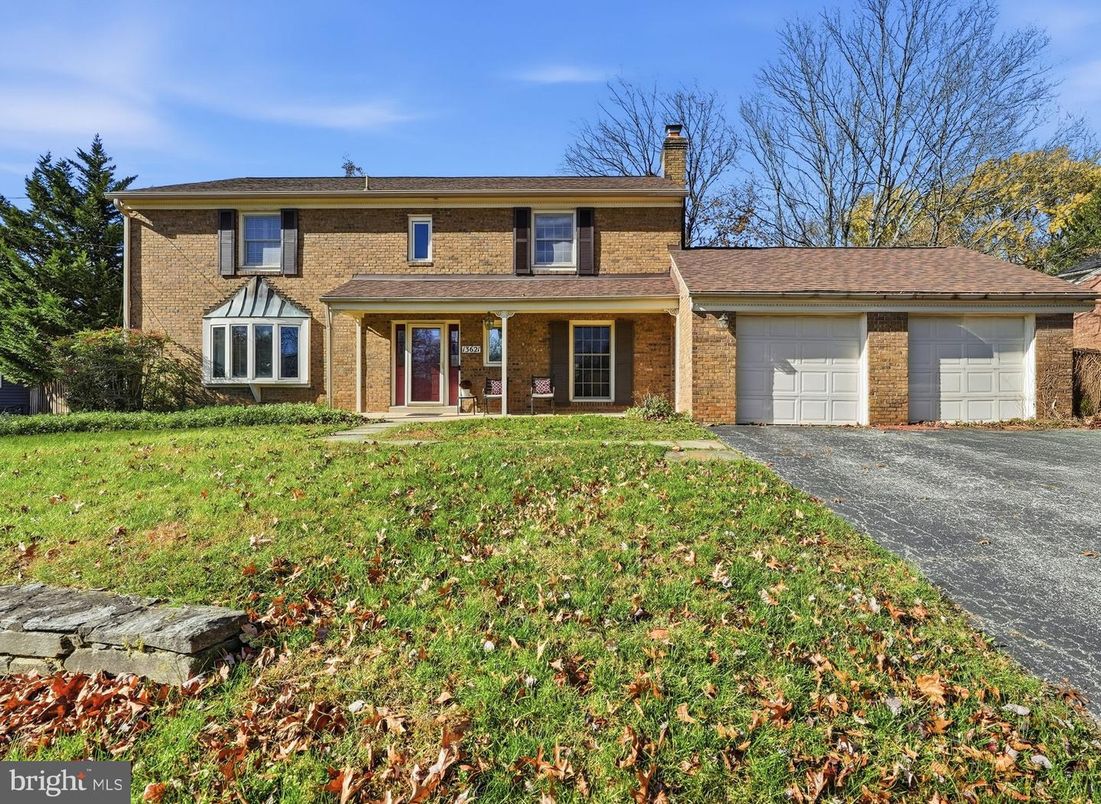 Attached, Exterior, Facade, Brick Facade, Georgian