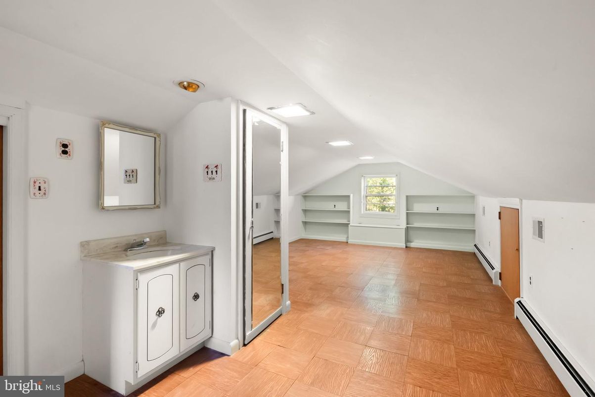 Interior, Recessed Lighting, Washer, Wood Texture Flooring