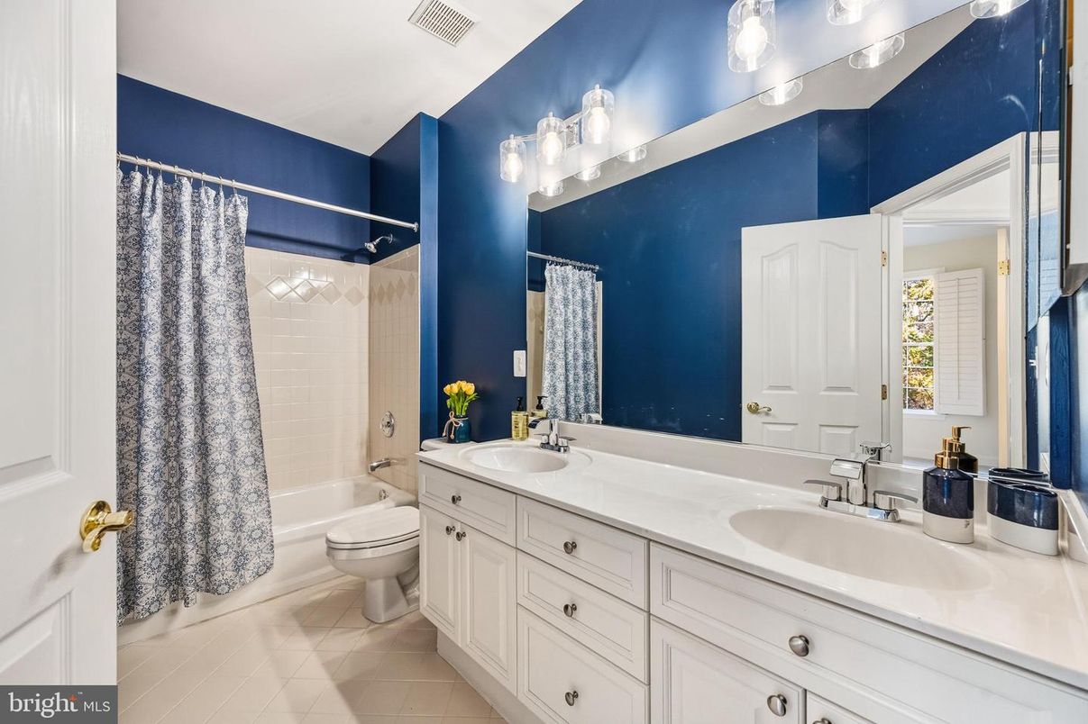Bathroom, Dual Sink Vanities, Interior