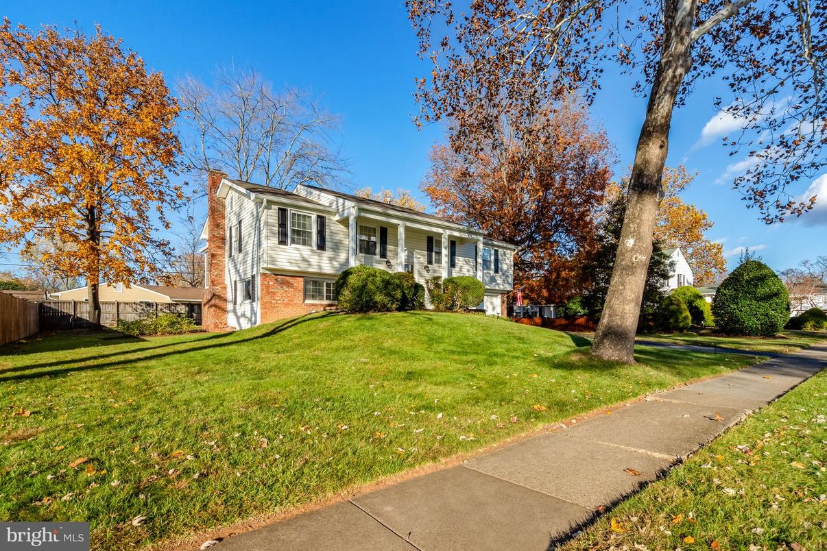 Backyard, Exterior, Facade, Brick Facade, Raised Ranch