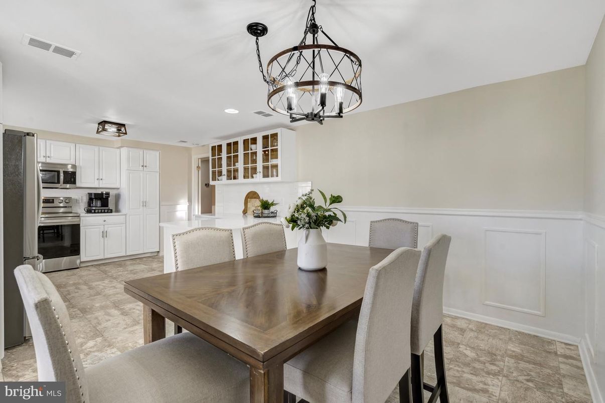 Chandelier, Dining room, Interior, Kitchen, Recessed Lighting, Stainless Steel Appliances