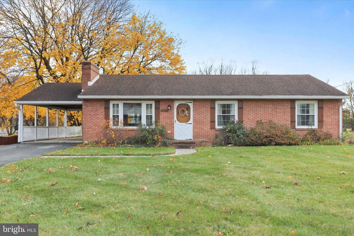 Exterior, Facade, Brick Facade, Ranch