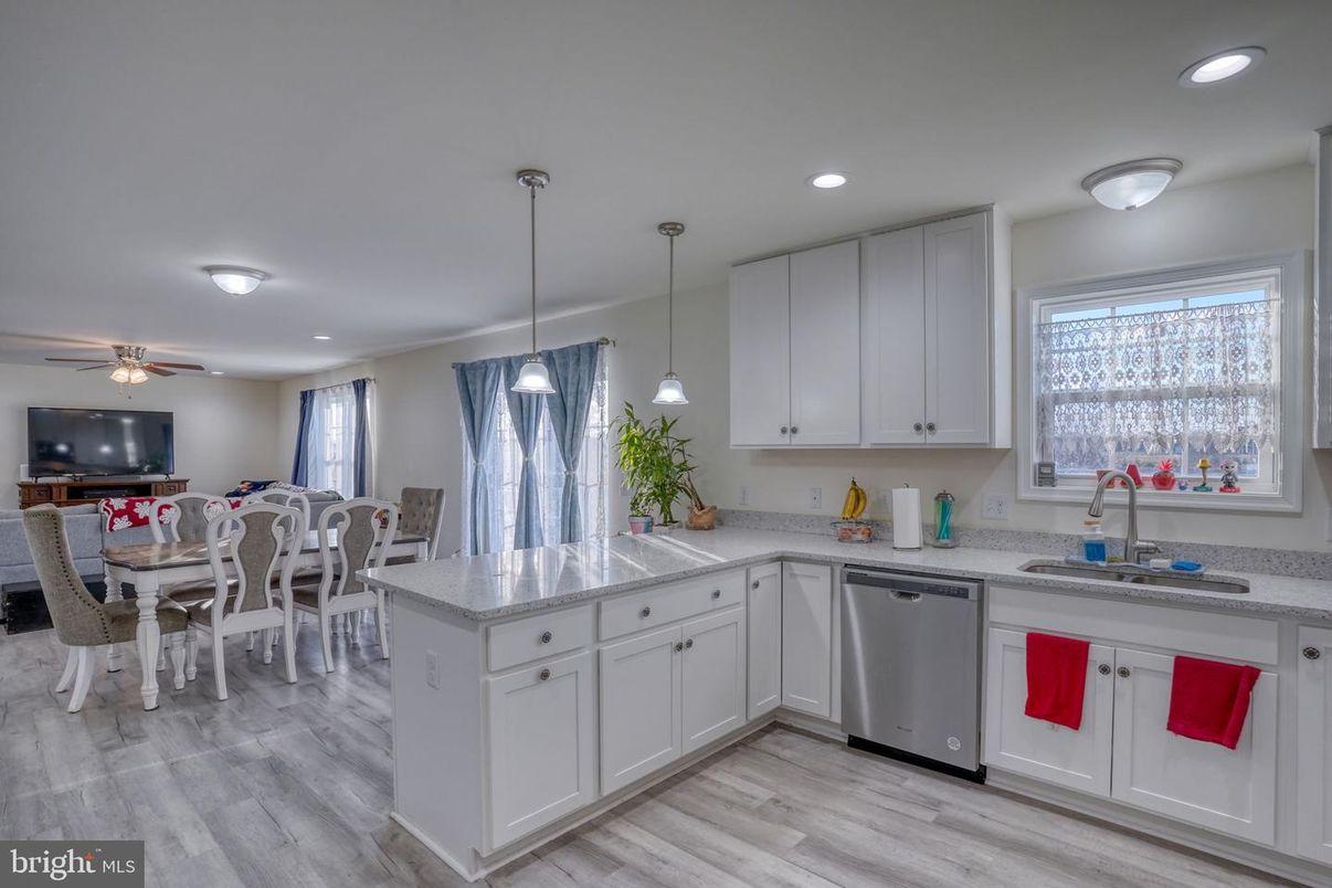 Dining room, Interior, Kitchen, Pendant Lights, Recessed Lighting, Wood Texture Flooring