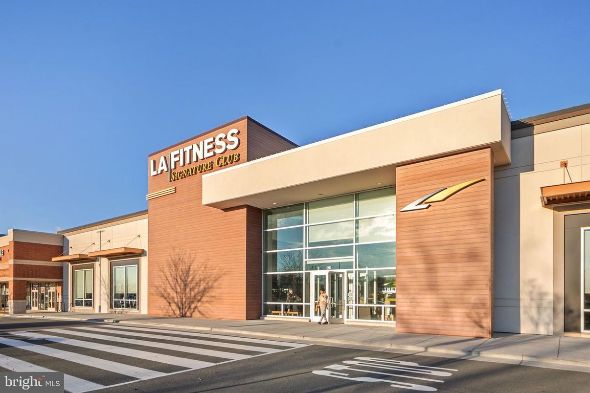 Exterior, Facade, Modern