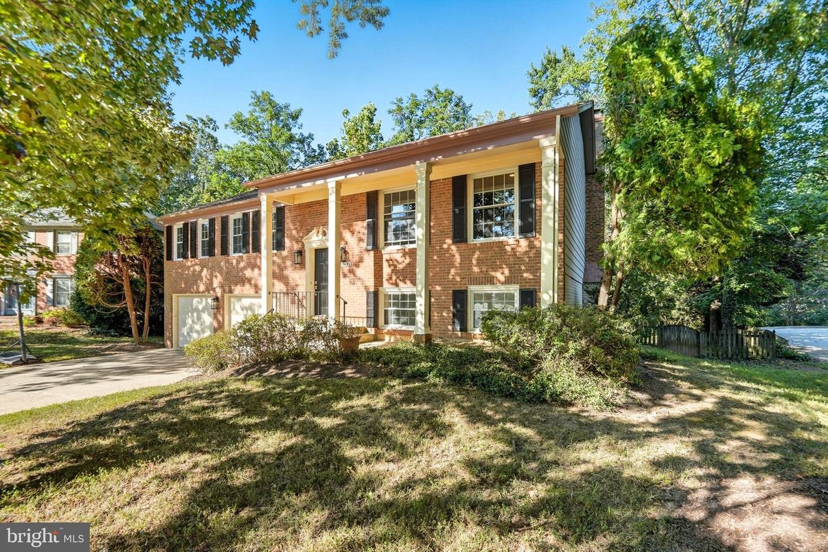 Attached, Exterior, Facade, Brick Facade, Georgian