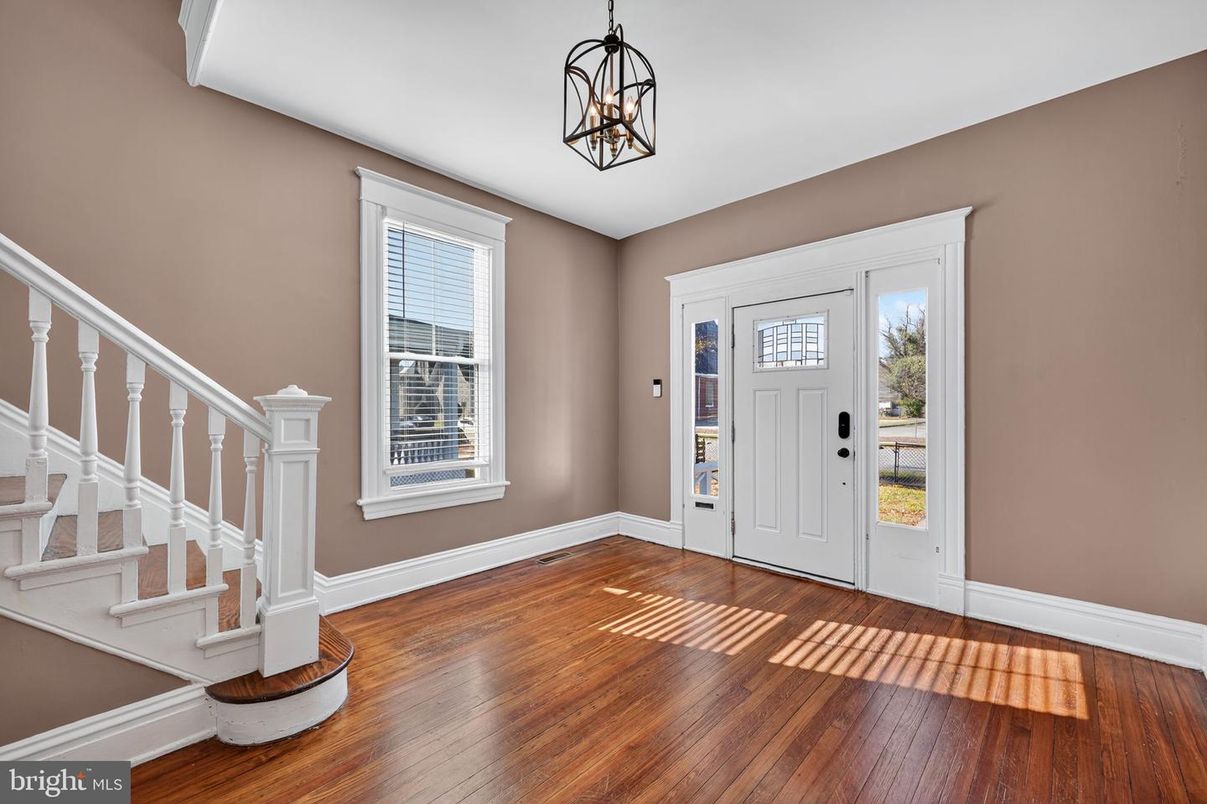 Interior, Pendant Lights, Wood Texture Flooring