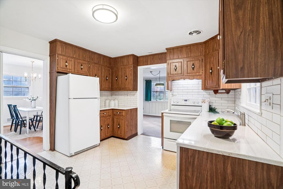 Chandelier, Dining room, Interior, Kitchen