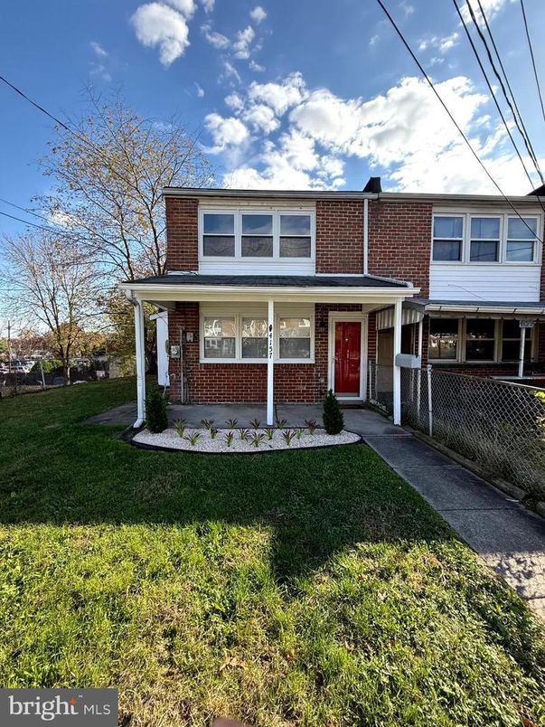 Backyard, Exterior, Facade, Brick Facade, American Foursquare