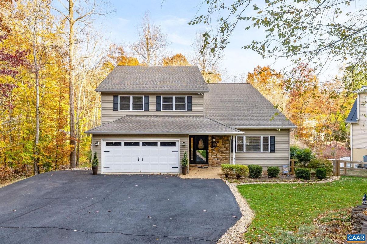 Attached, Exterior, Facade, Cape Cod