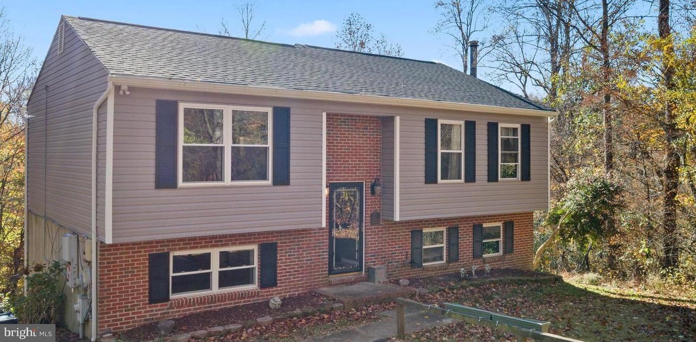 Exterior, Facade, Brick Facade, Raised Ranch