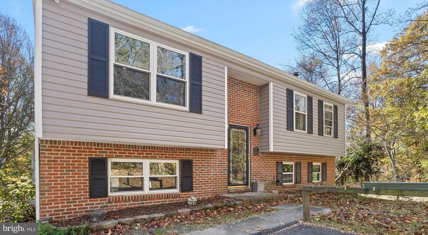 Exterior, Facade, Brick Facade, Raised Ranch