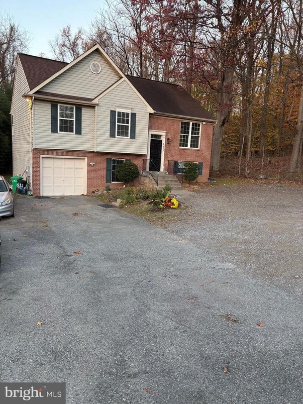 Attached, Exterior, Facade, Brick Facade, Split Level