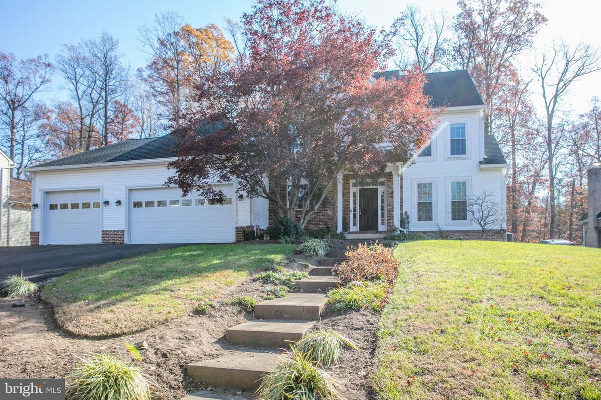 Attached, Exterior, Facade, Cape Cod