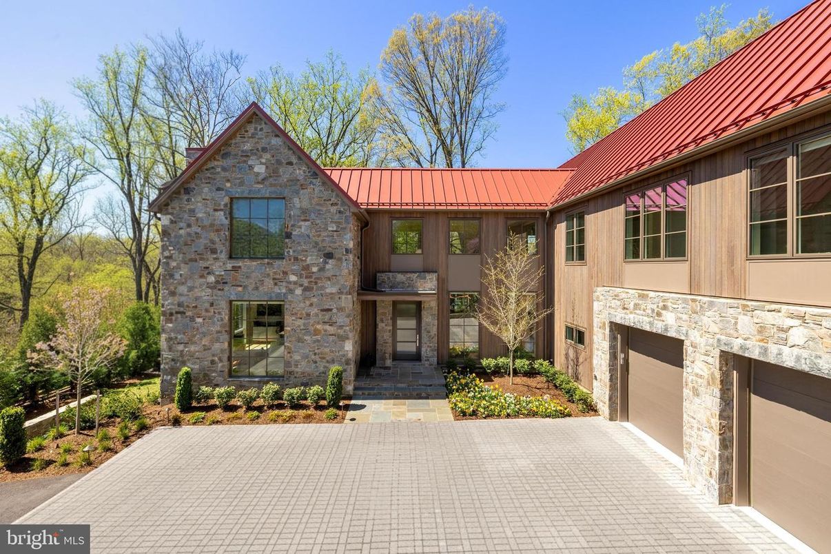 Attached, Exterior, Facade, Mediterranean