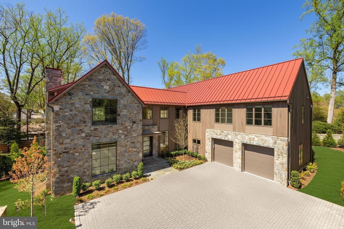 Attached, Exterior, Facade, Brick Traditional