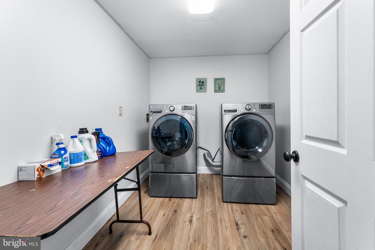 Interior, Utility Closets, Washer, Wood Texture Flooring