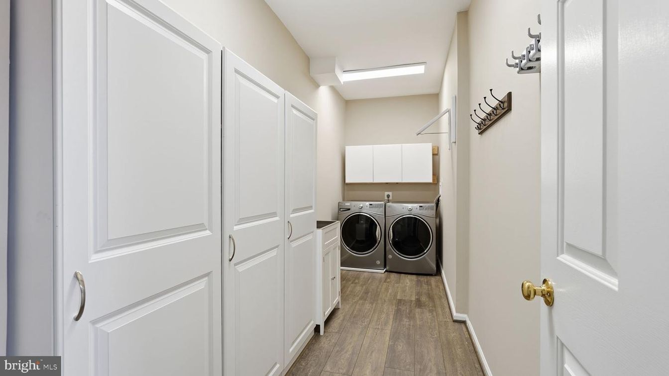 Interior, Washer, Wood Texture Flooring