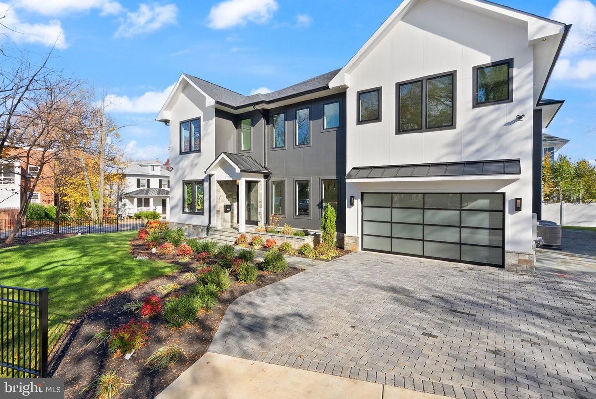 Attached, Exterior, Facade, Farmhouse