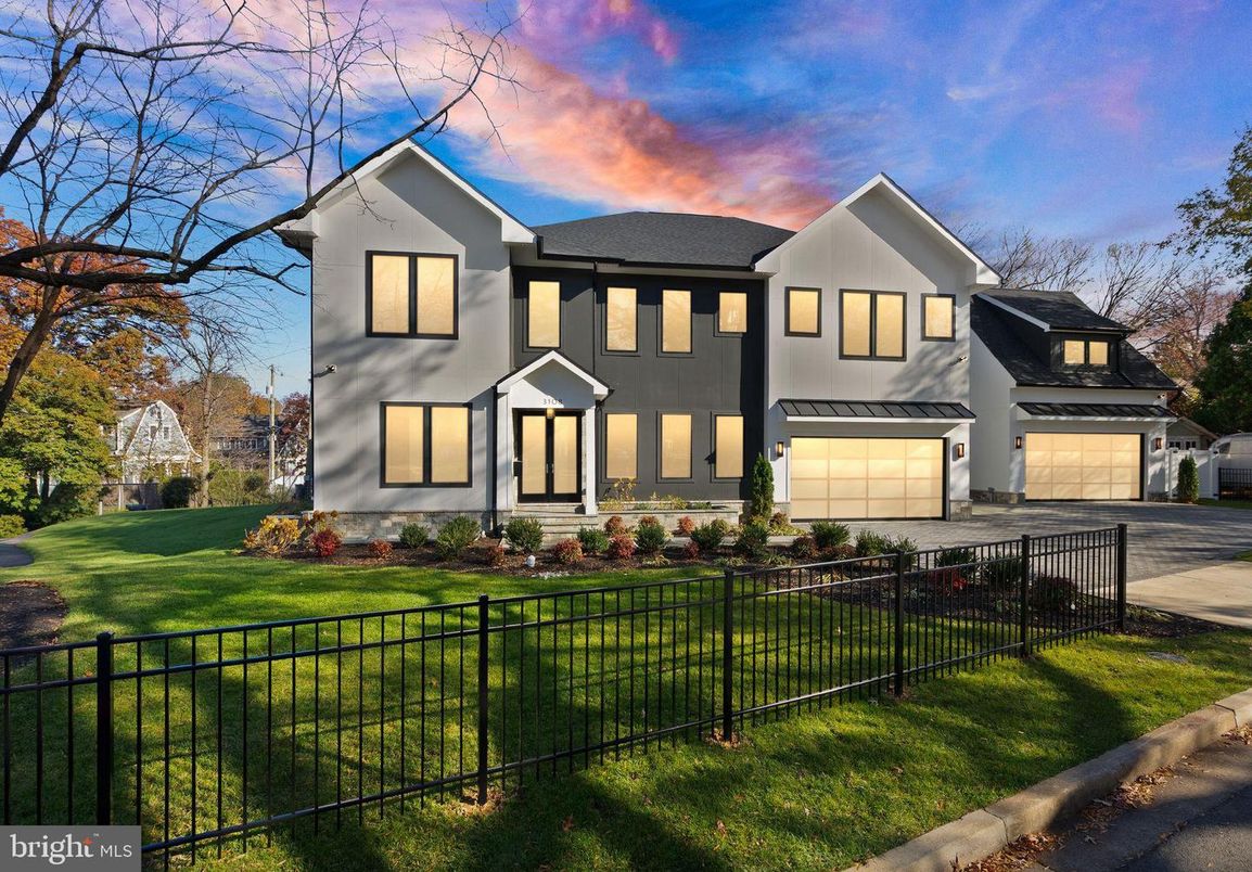 Attached, Exterior, Facade, Farmhouse