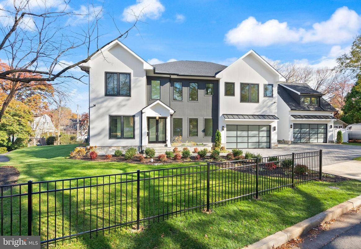 Attached, Exterior, Facade, Farmhouse