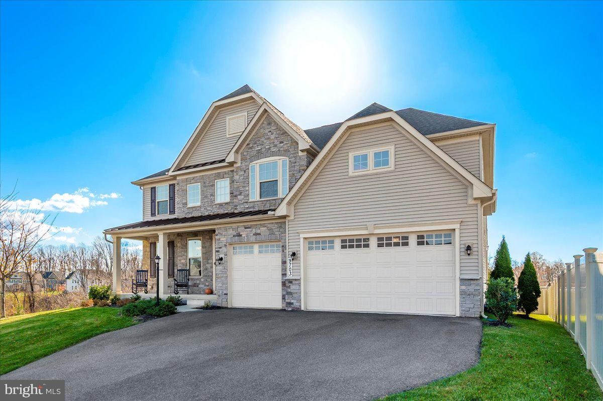 Attached, Exterior, Facade, Farmhouse