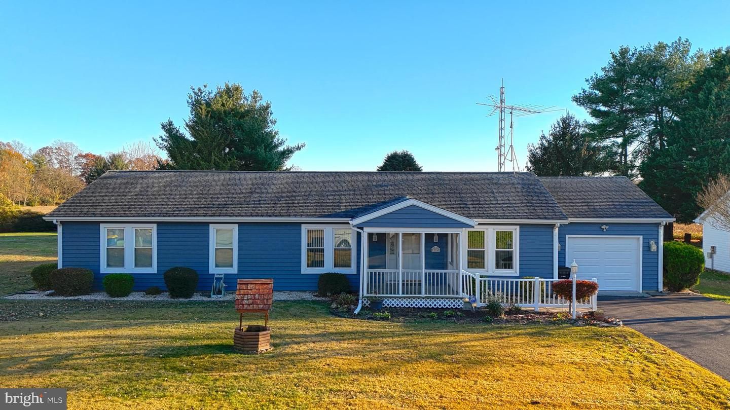 Attached, Exterior, Facade, Cape Cod