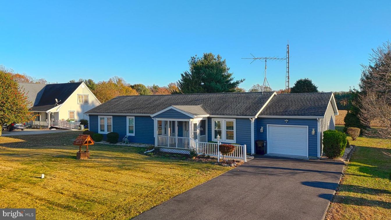 Attached, Exterior, Facade, Cape Cod