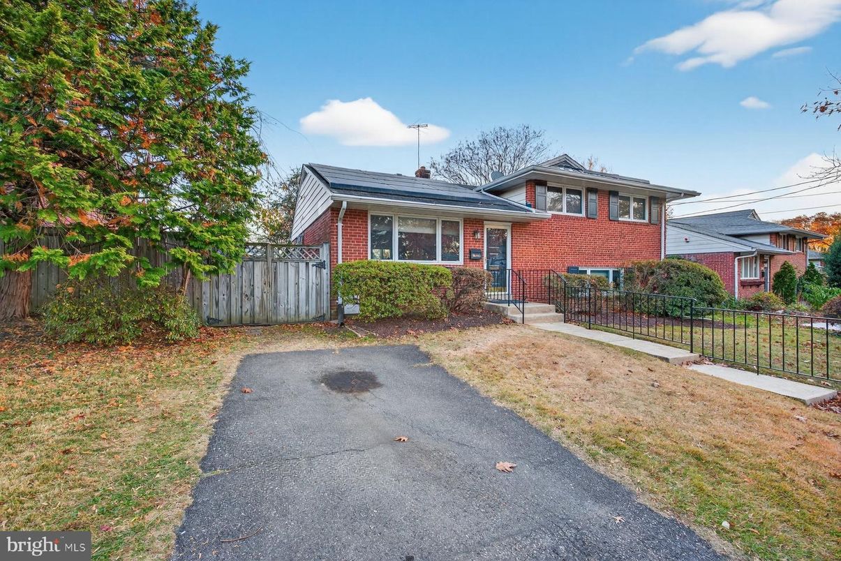 Exterior, Facade, Brick Facade, Solar Panels, Split Level