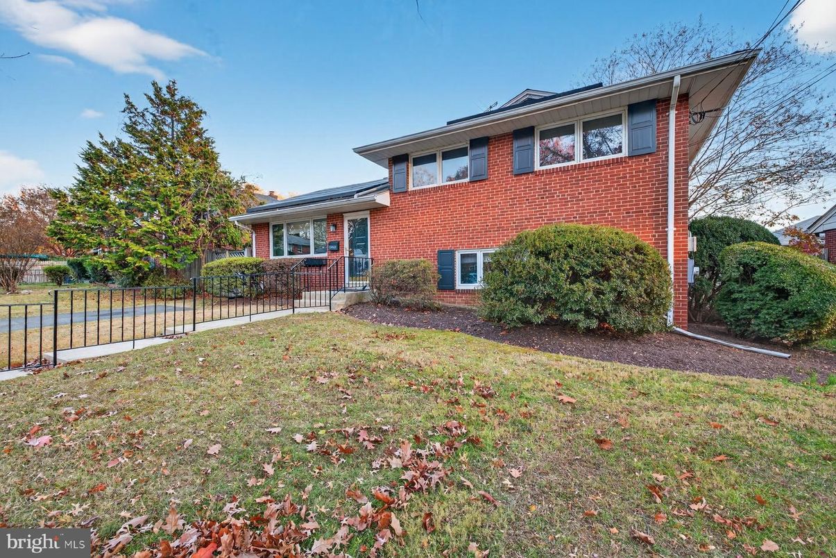 Exterior, Facade, Brick Facade, American Foursquare