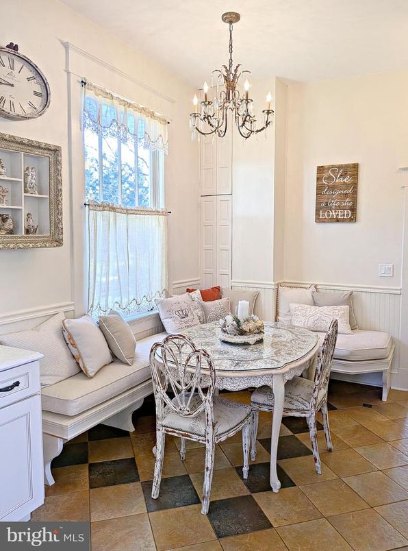 Chandelier, Dining room, Interior, Living room