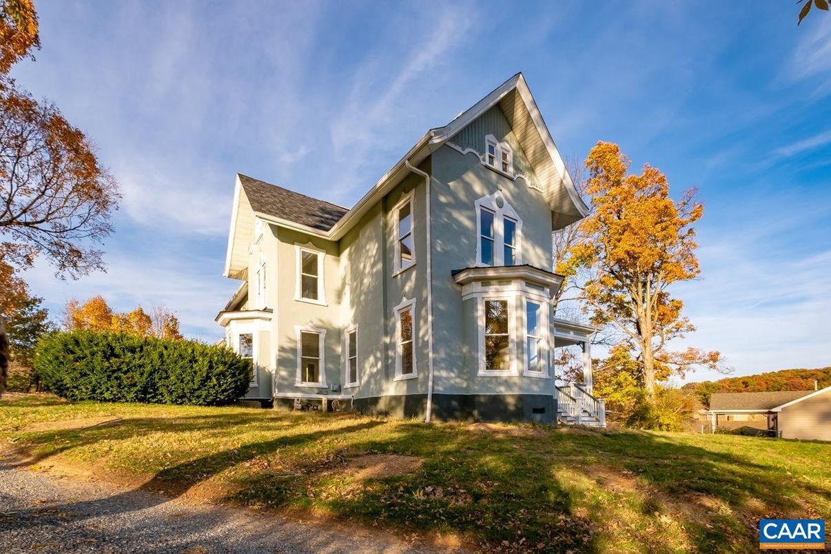 Backyard, Exterior, Facade, Queen Anne Victorian