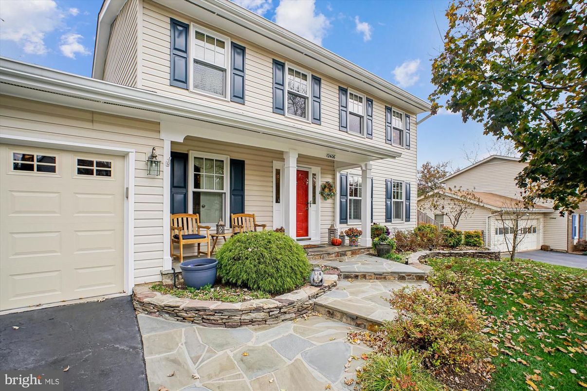 Attached, Exterior, Facade, American Foursquare