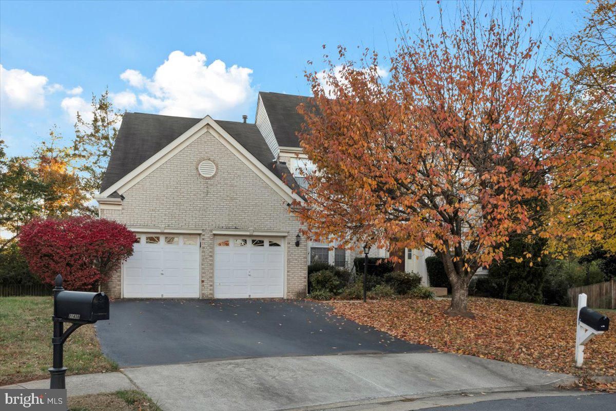 Attached, Exterior, Facade, Brick Traditional
