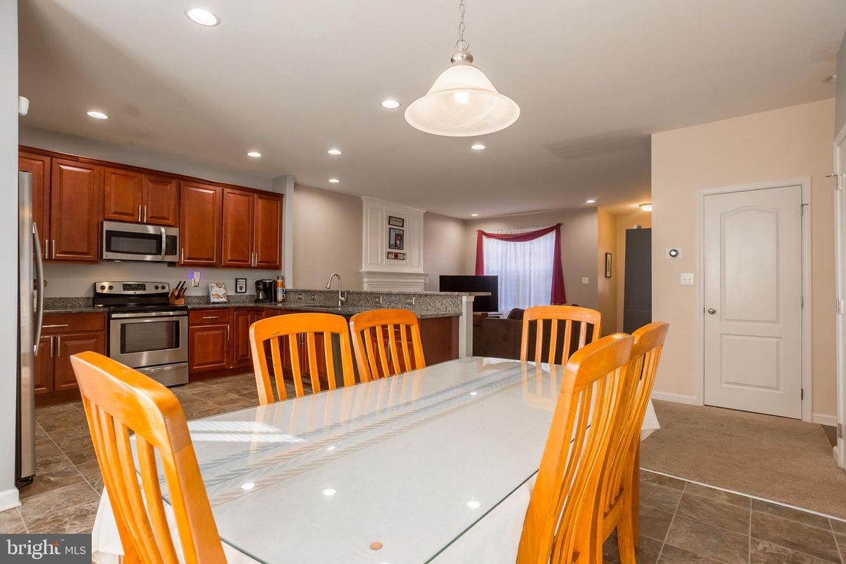Dining room, Interior, Kitchen, Pendant Lights, Recessed Lighting, Stainless Steel Appliances