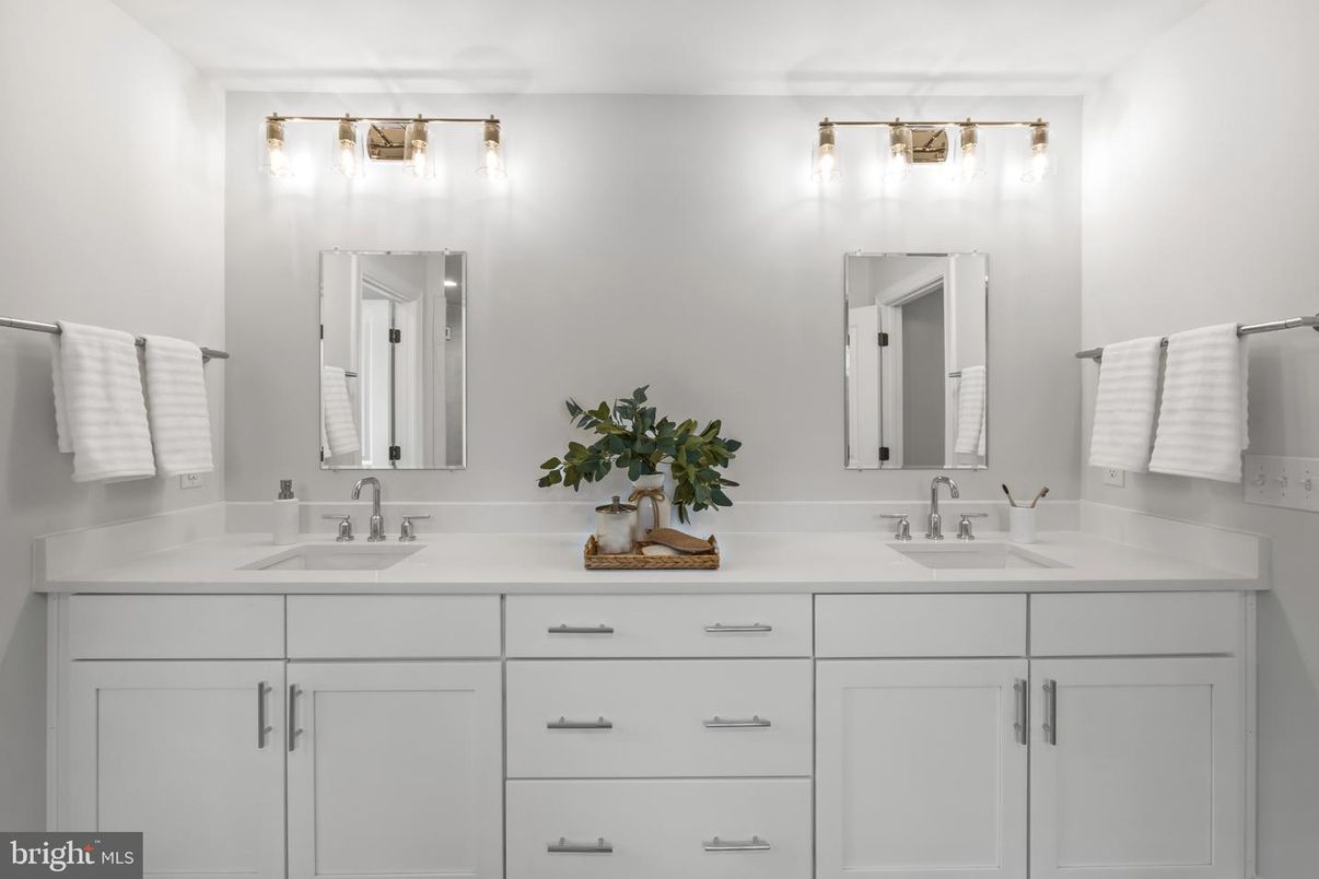 Bathroom, Dual Sink Vanities, Interior