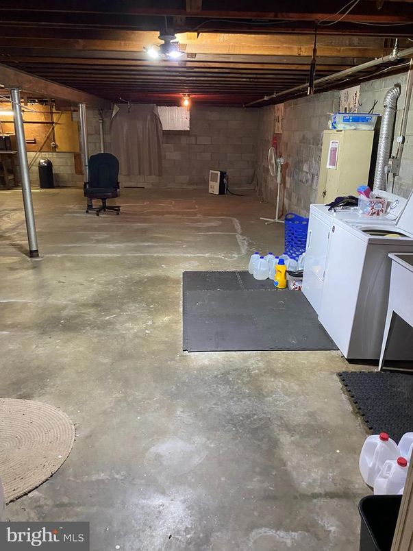 Interior, Washer, Wooden Beams