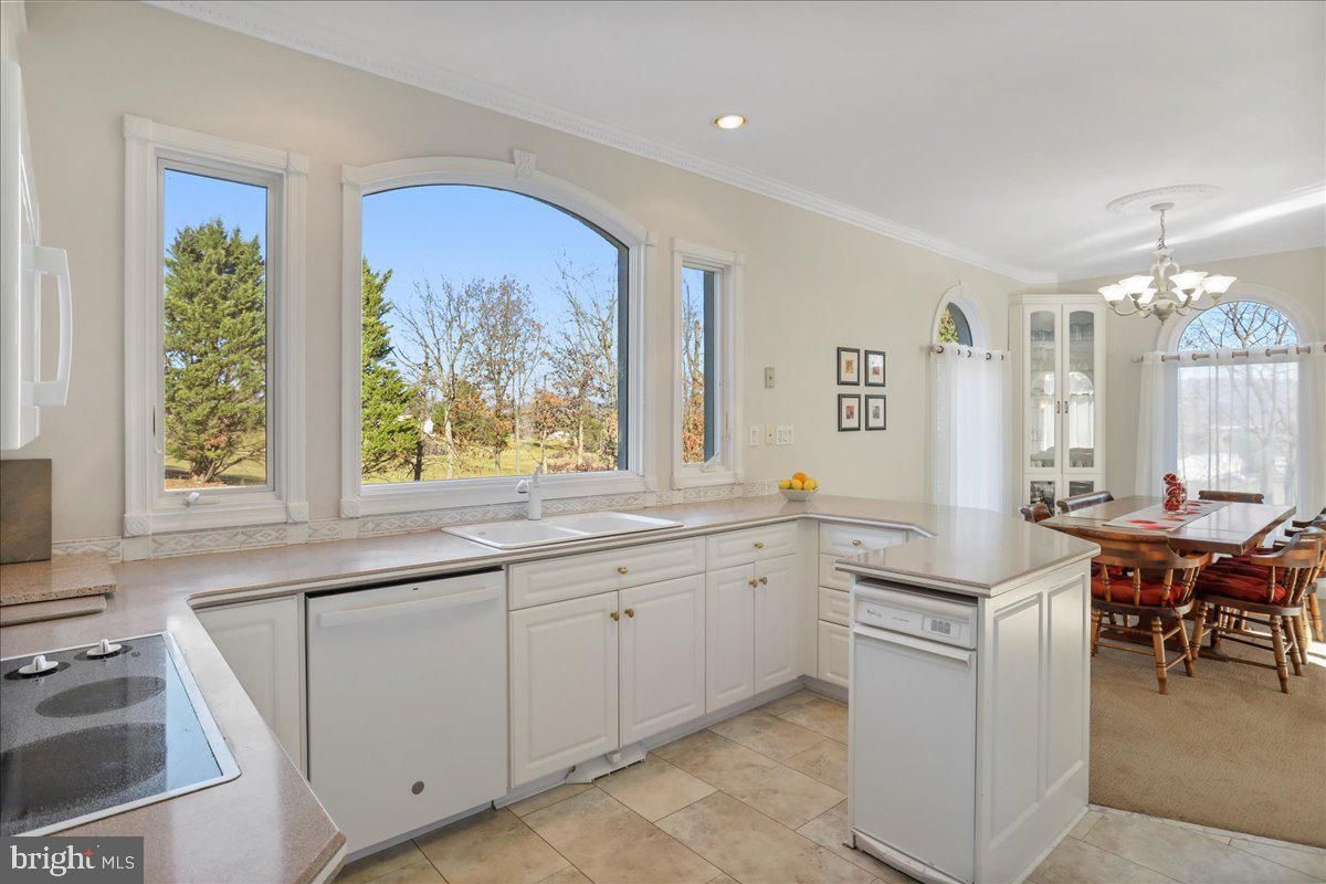 Chandelier, Dining room, Interior, Kitchen, Recessed Lighting