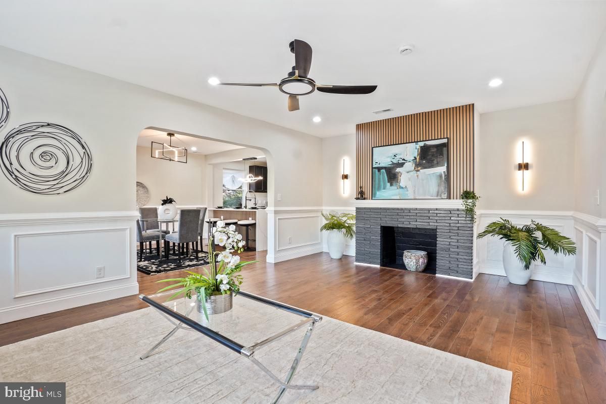 Dining room, Fireplace, Interior, Pendant Lights, Recessed Lighting, Wood Texture Flooring