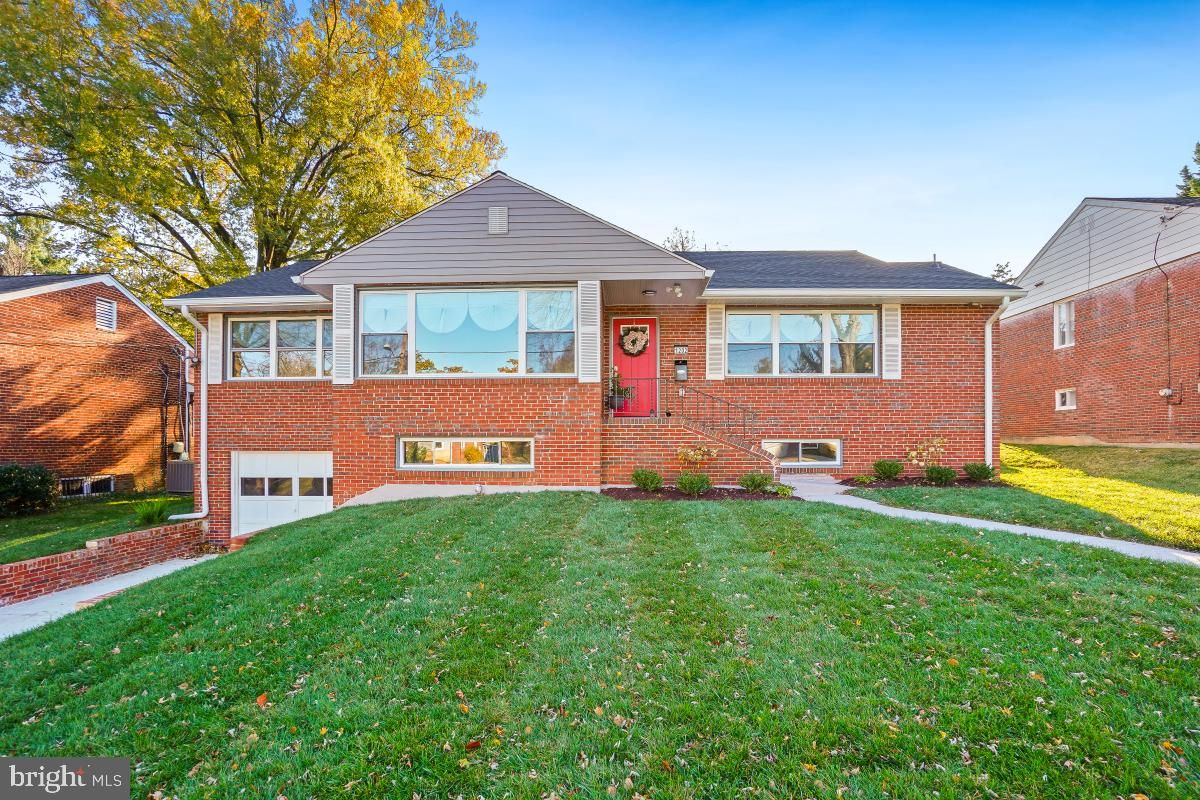 Attached, Exterior, Facade, Brick Facade, Split Level