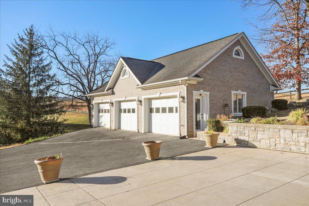 Attached, Exterior, Facade, Ranch