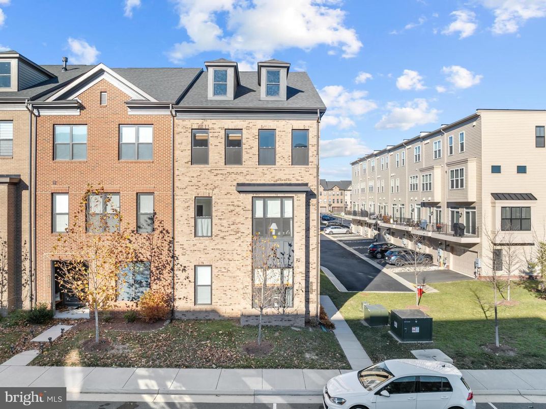 Exterior, Facade, Brick Facade, Rowhouse