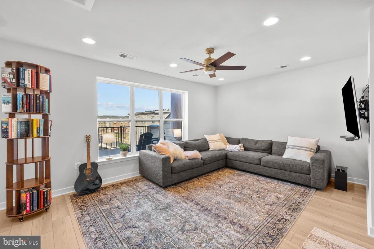 Interior, Living room, Recessed Lighting, Water, Wood Texture Flooring