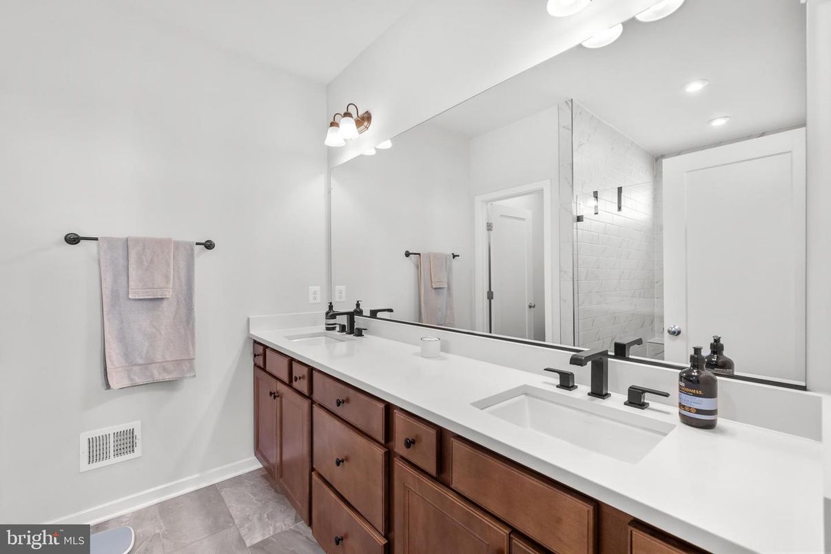 Bathroom, Dual Sink Vanities, Interior, Recessed Lighting