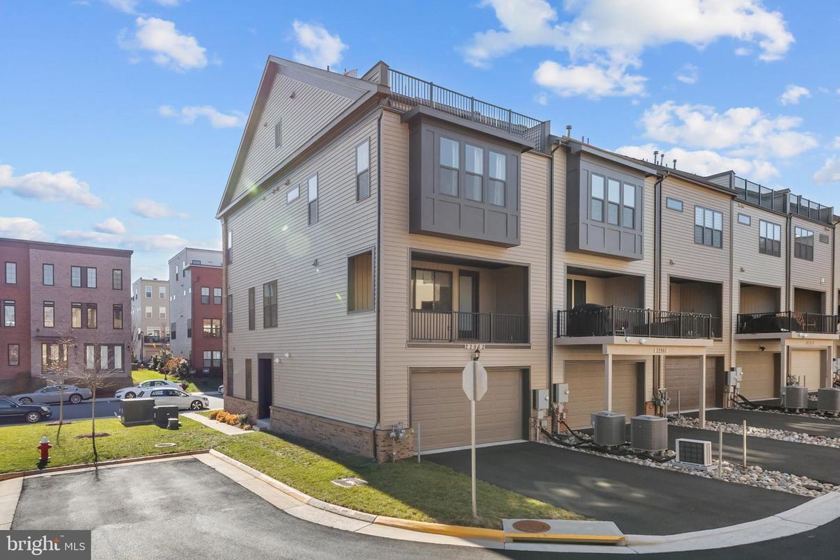 Attached, Exterior, Facade, Rowhouse