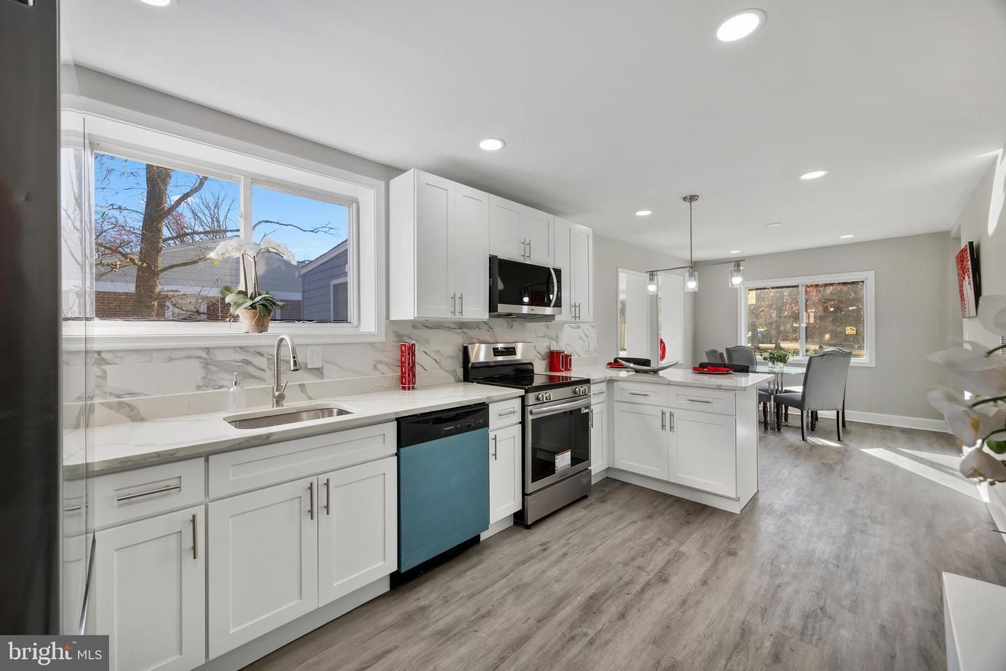 Dining room, Interior, Kitchen, Pendant Lights, Recessed Lighting, Stainless Steel Appliances, Wood Texture Flooring