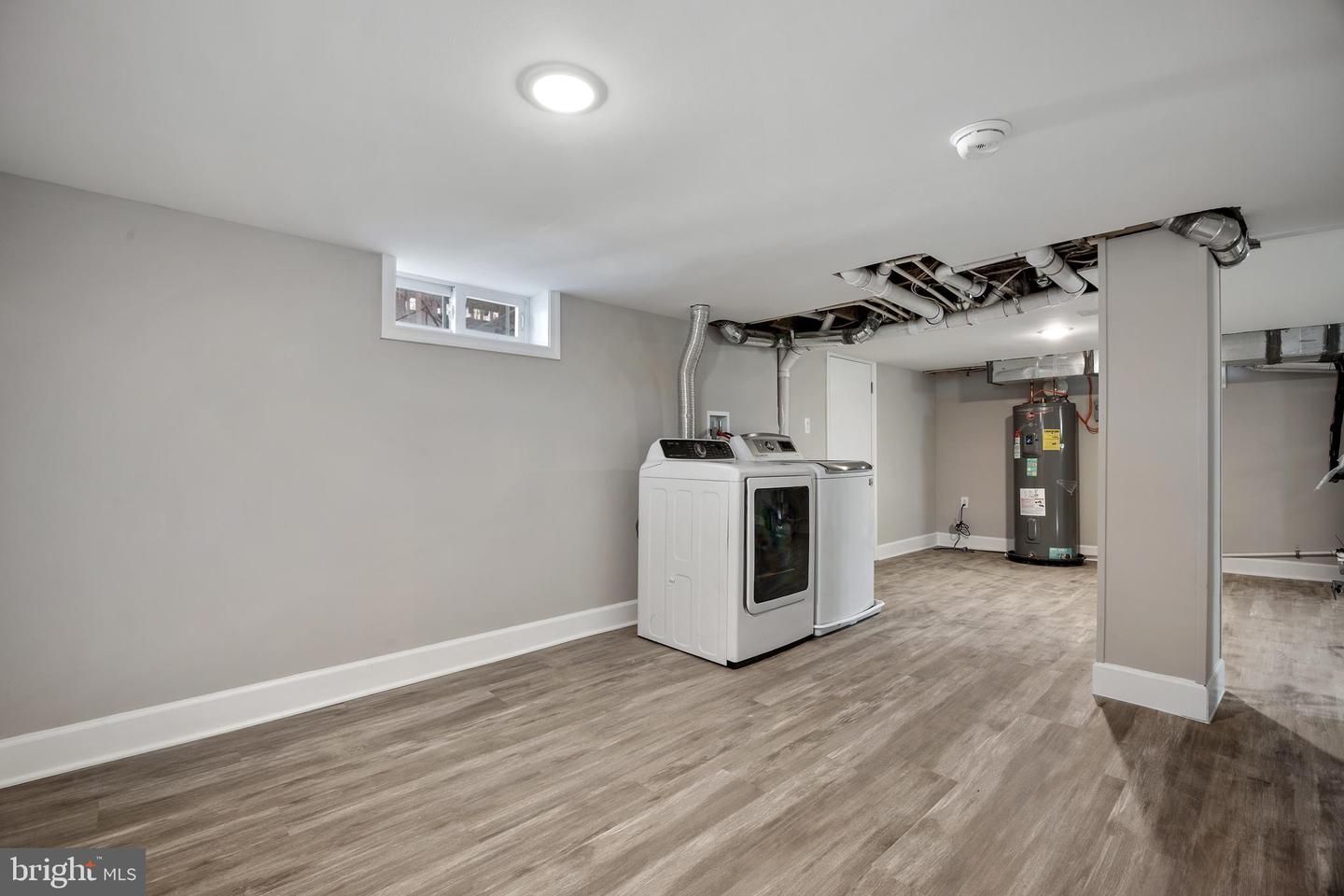 Interior, Washer, Wood Texture Flooring