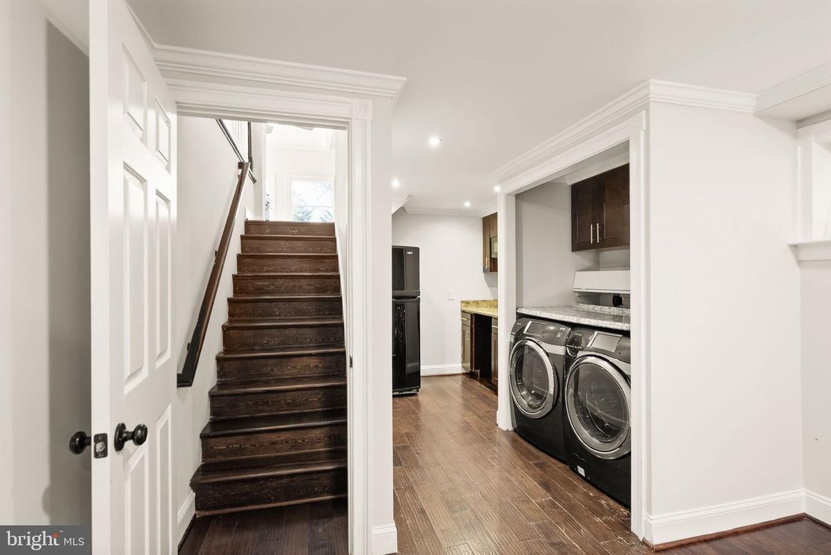 Interior, Recessed Lighting, Washer, Wood Texture Flooring