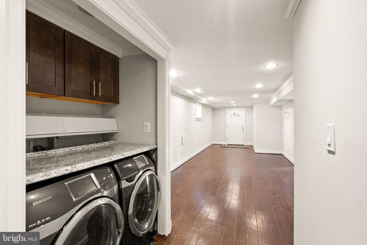 Interior, Recessed Lighting, Washer, Wood Texture Flooring